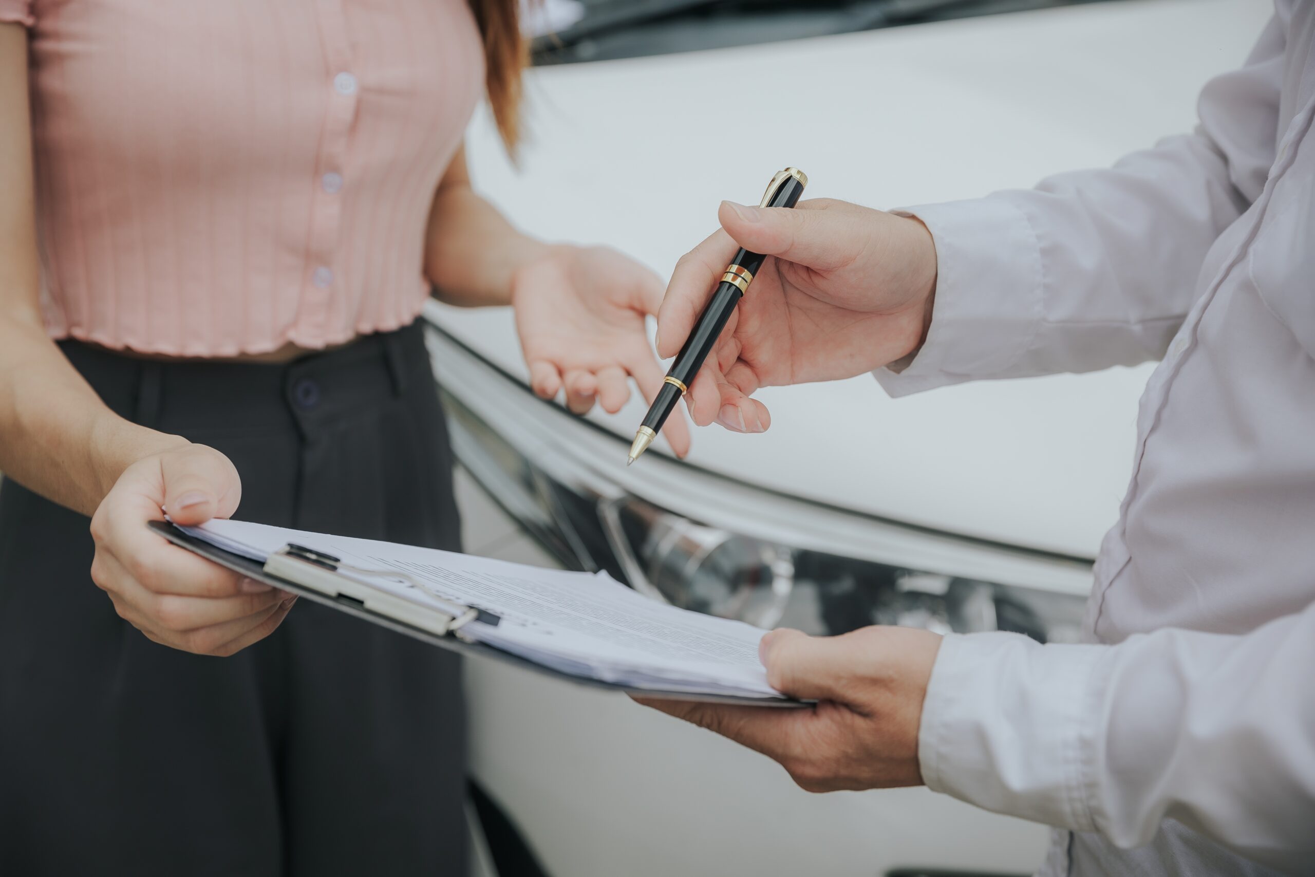 How Can a Car Accident Lawyer Help Me File a UM/UIM Claim?